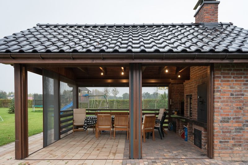 Cozy outdoor patiofly screens optimized with seating